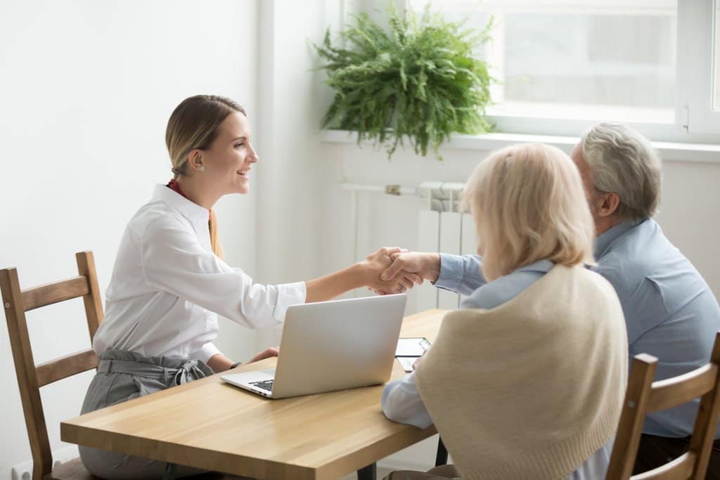 empresário conversando com investidores para vender um terreno