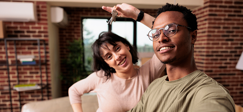 casal jovem casa